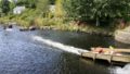 Kayakistes descendant les glissières du parc d'eau vive d'Inzinzac Lochrist (56)