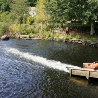 Kayakistes descendant les glissières du parc d'eau vive d'Inzinzac Lochrist (56) (voir l'image en plus grand)