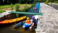 Kayakistes descendant les glissières de l'écluse de Glomel (22)