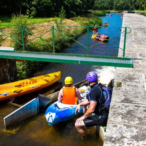 Kayakistes descendant les glissières de l'écluse de Glomel (22) (voir l'image en plus grand)