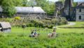 Cyclistes en promenade le long du canal de Nantes à Brest, à l'abbaye de Bon Repos (22)