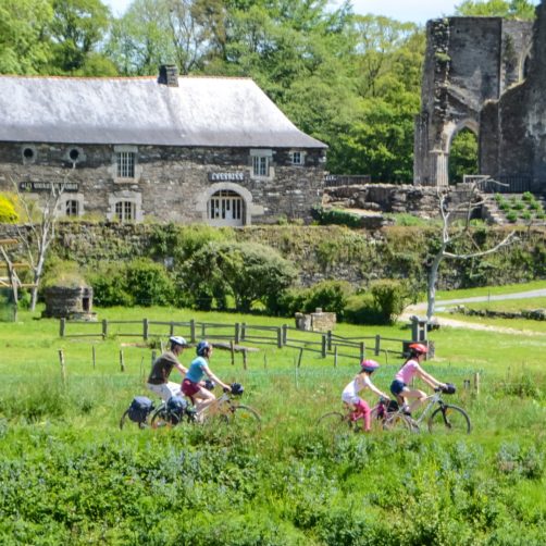 Cyclistes en promenade le long du canal de Nantes à Brest, à l'abbaye de Bon Repos (22) (voir l'image en plus grand)