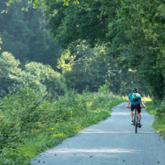 Cycliste sur le chemin de halage le long du canal du Blavet (voir l'image en plus grand)