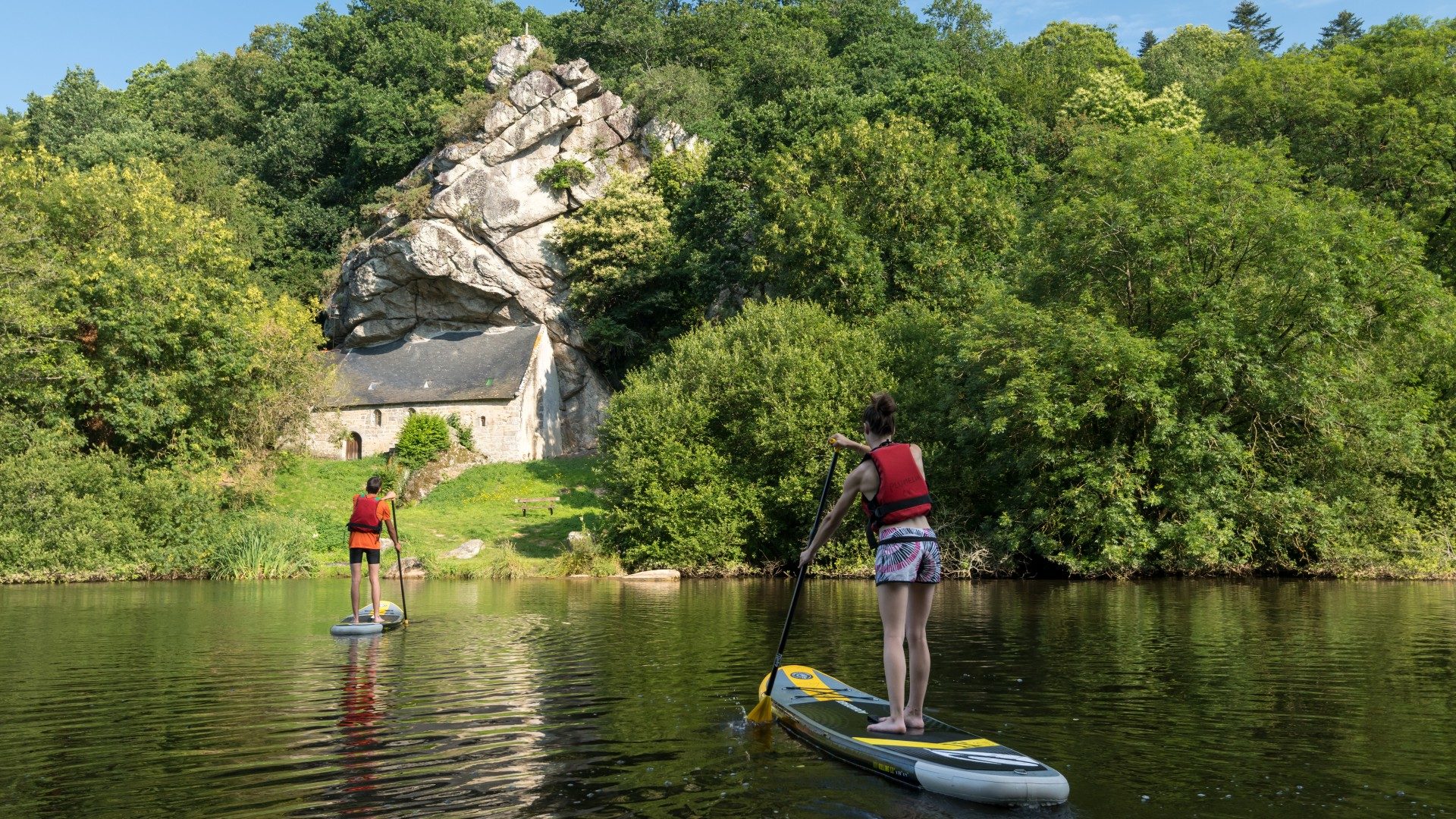 Deux pratiquants de stand up paddle sur le canal du Blavet à la chapelle Saint-Gildas (56)