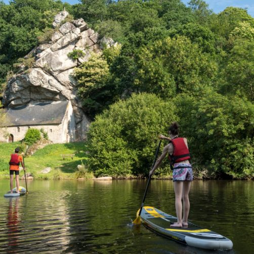 Deux pratiquants de stand up paddle sur le canal du Blavet à la chapelle Saint-Gildas (56) (voir l'image en plus grand)