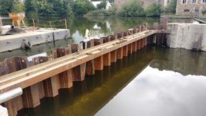 Le clapet ancien est déposé. Le bief est tenu en eau par le batardeau.