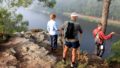 Randonneurs surplombant la vallée de l'Oust, sur l'Île aux pies (56)