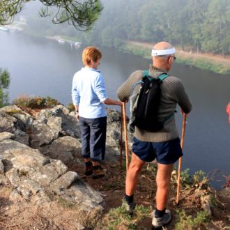 Randonneurs surplombant la vallée de l'Oust, sur l'Île aux pies (56) (voir l'image en plus grand)