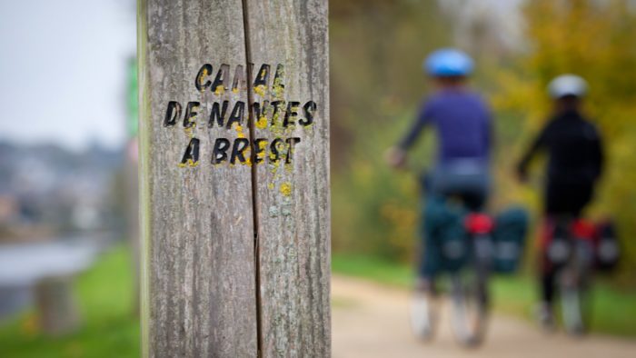 Deux cyclistes sur le chemin de halage du canal de Nantes à Brest