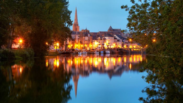 Ville de Redon (35) et la Vilaine à la tombée de la nuit