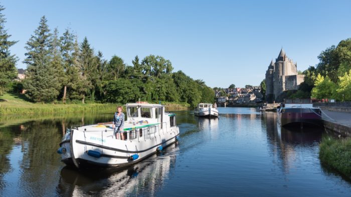 Péniches navigant devant le château de Josselin, Petite cité de caractère et Cité d'art (56)