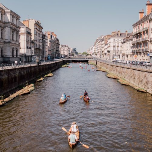 Trois kayakistes sur la Vilaine, quai Emile Zola à Rennes (35) (voir l'image en plus grand)