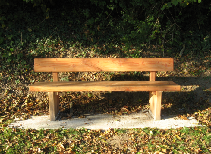 Banc en bois le long du canal