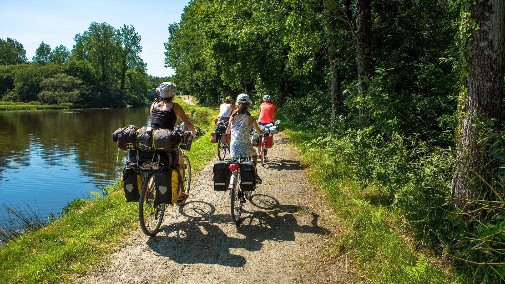 Cyclistes sur la Vélodyssée, dans le Finistère