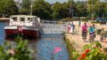 Famille à vélo à Pontivy (56) au bord du canal de Nantes à Brest