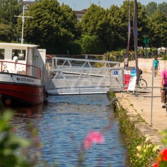 Famille à vélo à Pontivy (56) au bord du canal de Nantes à Brest (voir l'image en plus grand)