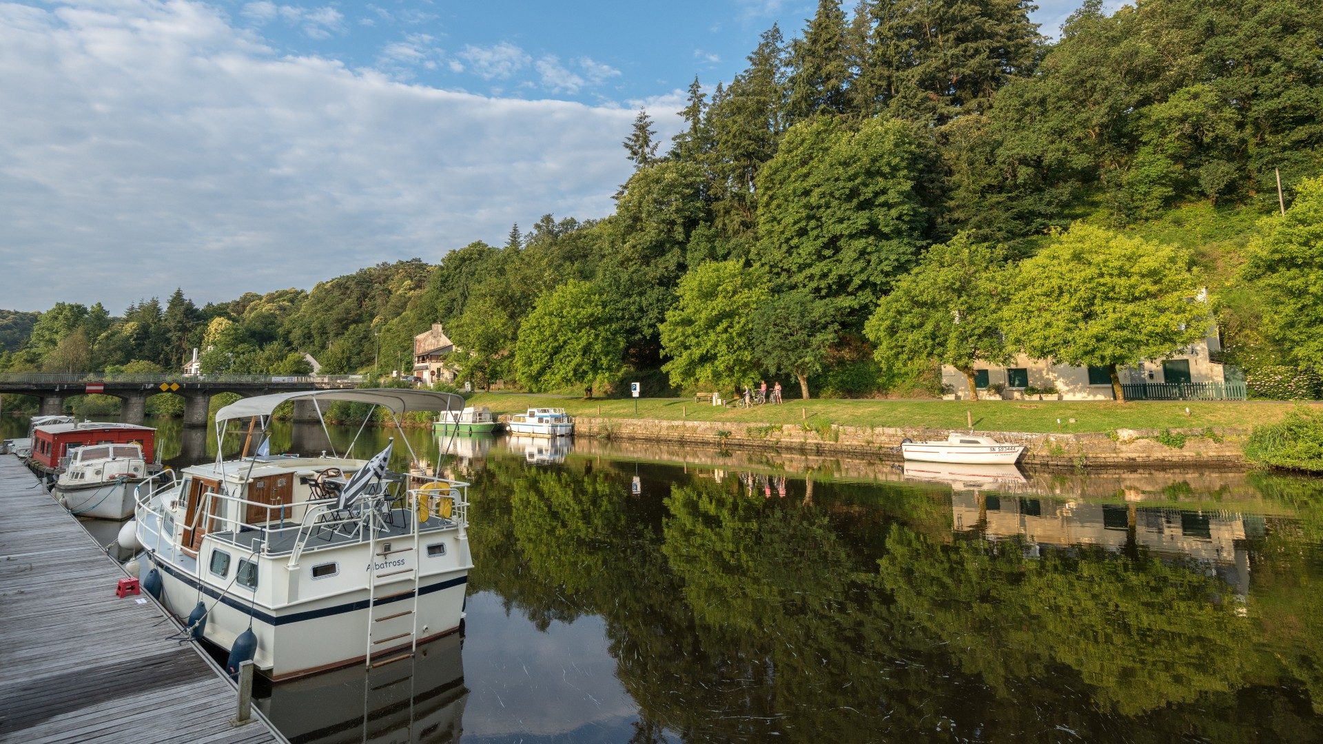 Bateaux à quai surle Blavet, à Pluméliau-Bieuzy (56)