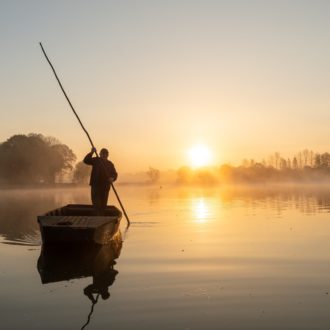 Pêcheur dans les marais de Glénac (56), au lever du jour (voir l'image en plus grand)