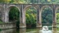 Bateau sur la Vilaine , dans la vallée boisée de Corbinières et l'aqueduc ferrovière de Guipry-Messac (35)