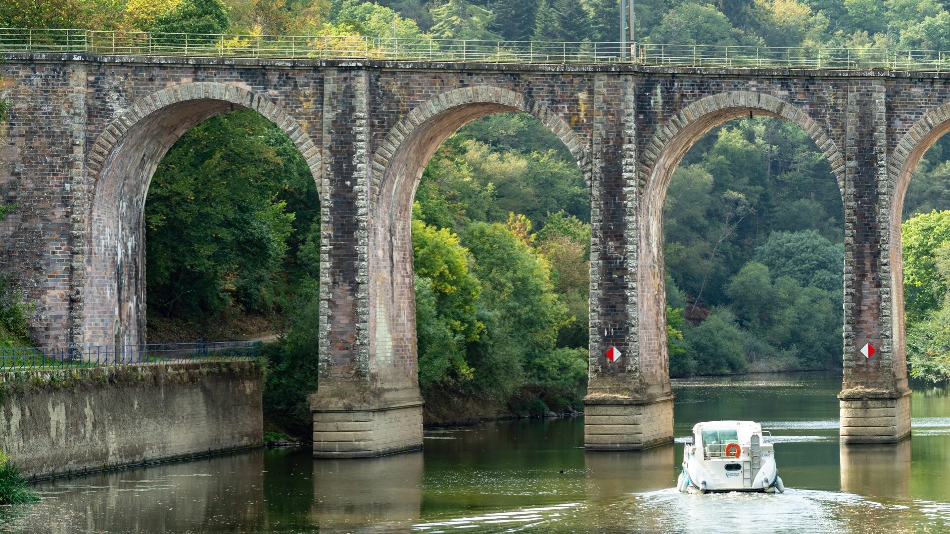 Bateau sur la Vilaine , dans la vallée boisée de Corbinières et l'aqueduc ferrovière de Guipry-Messac (35)