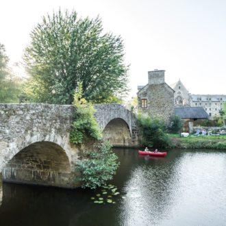 Kayak double passant sous le Vieux pont de Léhon (22), sur le canal d'Ille-et-Rance (voir l'image en plus grand)