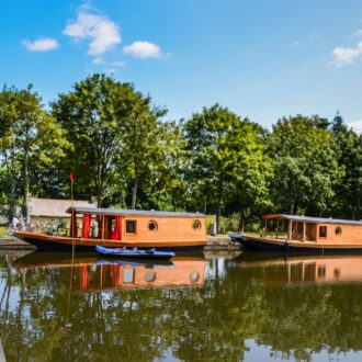 Les hébergements Ille Flottante, à 'écluse de La petite Madeleine à Hédé-Bazouges (35) sur le canal d'Ille-Rance (voir l'image en plus grand)