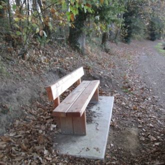 Un banc, construit et posé par les agents de la Région (voir l'image en plus grand)