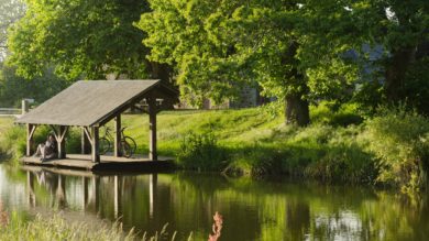 Cyclistes faisant une pause au bord du canal d'Ille-et-Rance à Hédé-Bazouges (35)