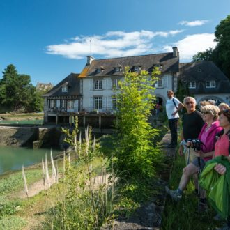 Groupe de promeneurs à la pointe de Cancaval, à Pleurtuit au bord de la Rance (35) (voir l'image en plus grand)