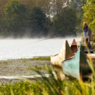 Un pécheur à la ligne sur la rivière de l'Oust (voir l'image en plus grand)