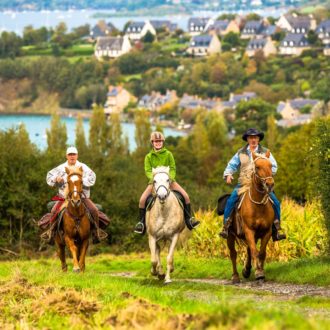 Cavaliers en randonnée équestre sur le Mont Garrot, vue sur la Rance (35) (voir l'image en plus grand)