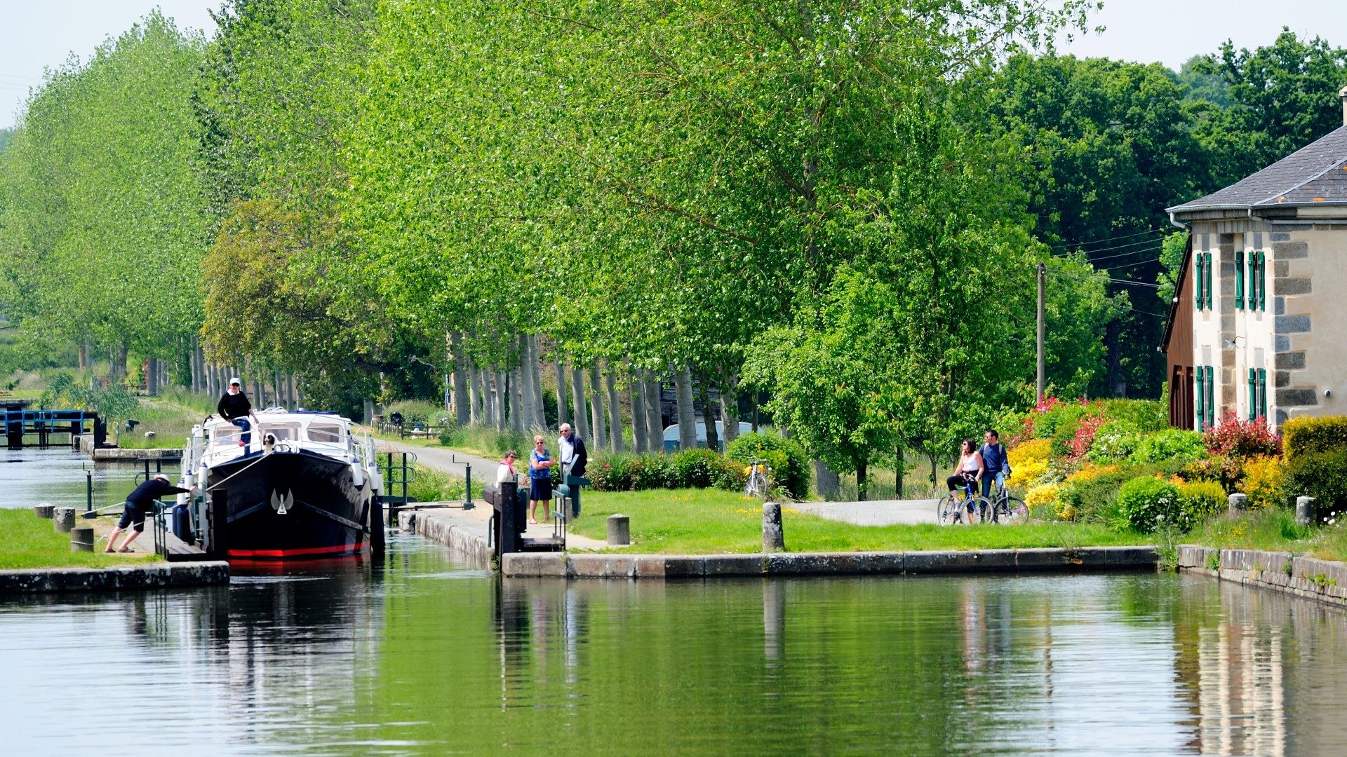 Passage d'une écluse sur le canal d'Ille-et-Rance