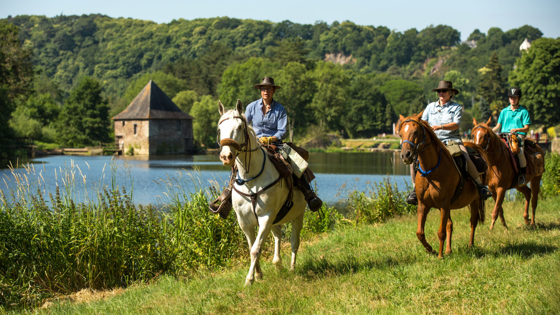 Cavaliers le long de la Vilaine au moulin du Boël (35)