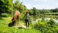 Cavalière et son cheval à Pont-Réan, le long de la Vilaine, sur la commune de Guichen (35)