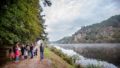 Groupe de promeneurs participant à une balade contée sur le site de l'Île aux pies (56)