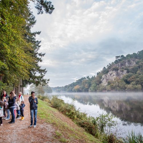 Groupe de promeneurs participant à une balade contée sur le site de l'Île aux pies (56) (voir l'image en plus grand)