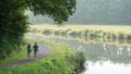 Couple se promenant aux écluses St Jouan et de Carmenais à Guillac (56), sur le canal de Nantes à Brest