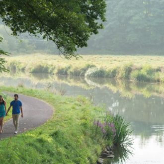 Couple se promenant aux écluses St Jouan et de Carmenais à Guillac (56), sur le canal de Nantes à Brest (voir l'image en plus grand)