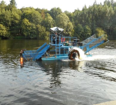 Un bateau faucardeur