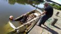 Les agents de la Région s'apprêtent à extraire un petit voilier coulé dans la Vilaine