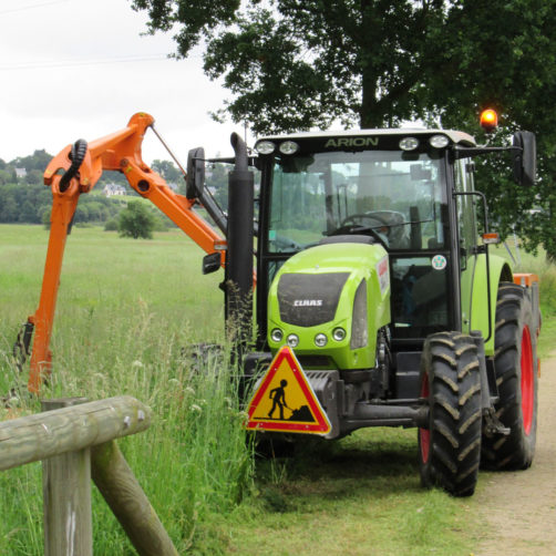 Tracteur dans une opération de fauchage le long d'un canal (voir l'image en plus grand)