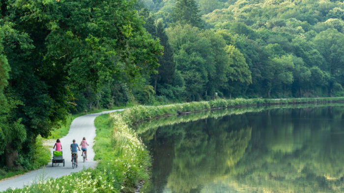 Vue eloignée de cyclistes sur le canal de Nantes à Brest