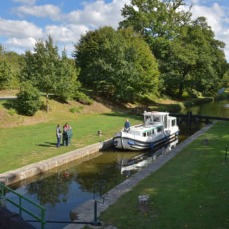 Passage d'un bateau sur une écluse du canal d'Ille-et-Rance, à Hédé (voir l'image en plus grand)