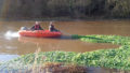 Opération d'arrachage d'hydrocolyles en bateau sur le canal.