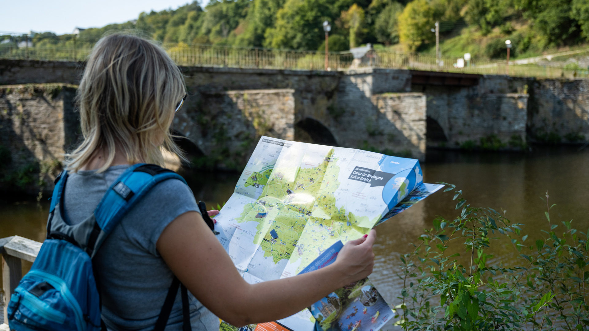 jeune fille regardant une carte des canaux bretons