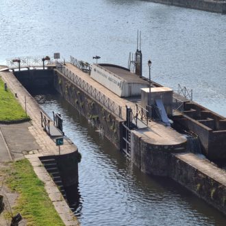 L'observatoire aquatique de Chateaulin est située sur la rive droite de l'Aulne canalisée, partie finistérienne du canal de Nantes à Brest (voir l'image en plus grand)