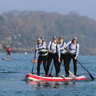 Stand up paddle multiple, portant 4 pagayeuses (voir l'image en plus grand)