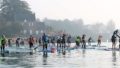 De nombreux praiquants de stand up paddle sur la ligne de départ de la course