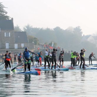 De nombreux praiquants de stand up paddle sur la ligne de départ de la course (voir l'image en plus grand)