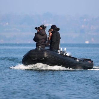 Photographes suivant la course à bord d'un Zodiac (voir l'image en plus grand)